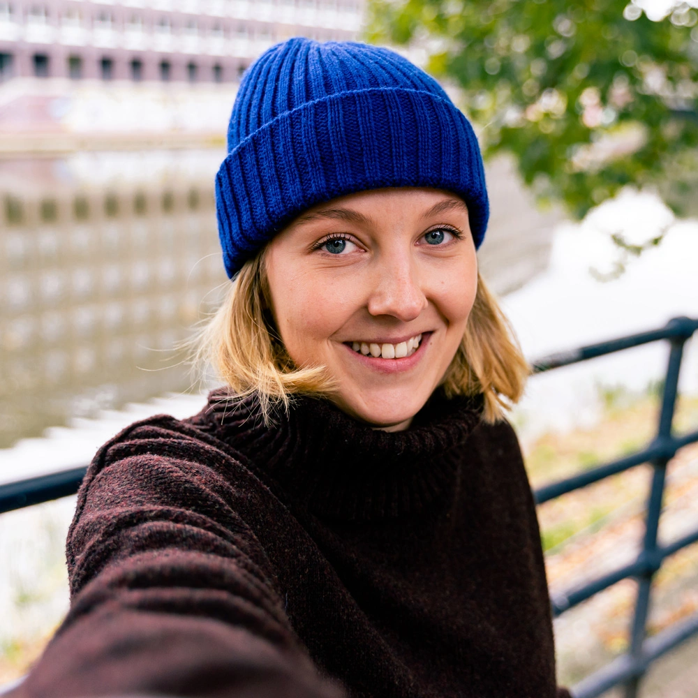 Profilbild von Projektmanagerin Anna Bode, lächelnd in einem Selfie-Stil Foto