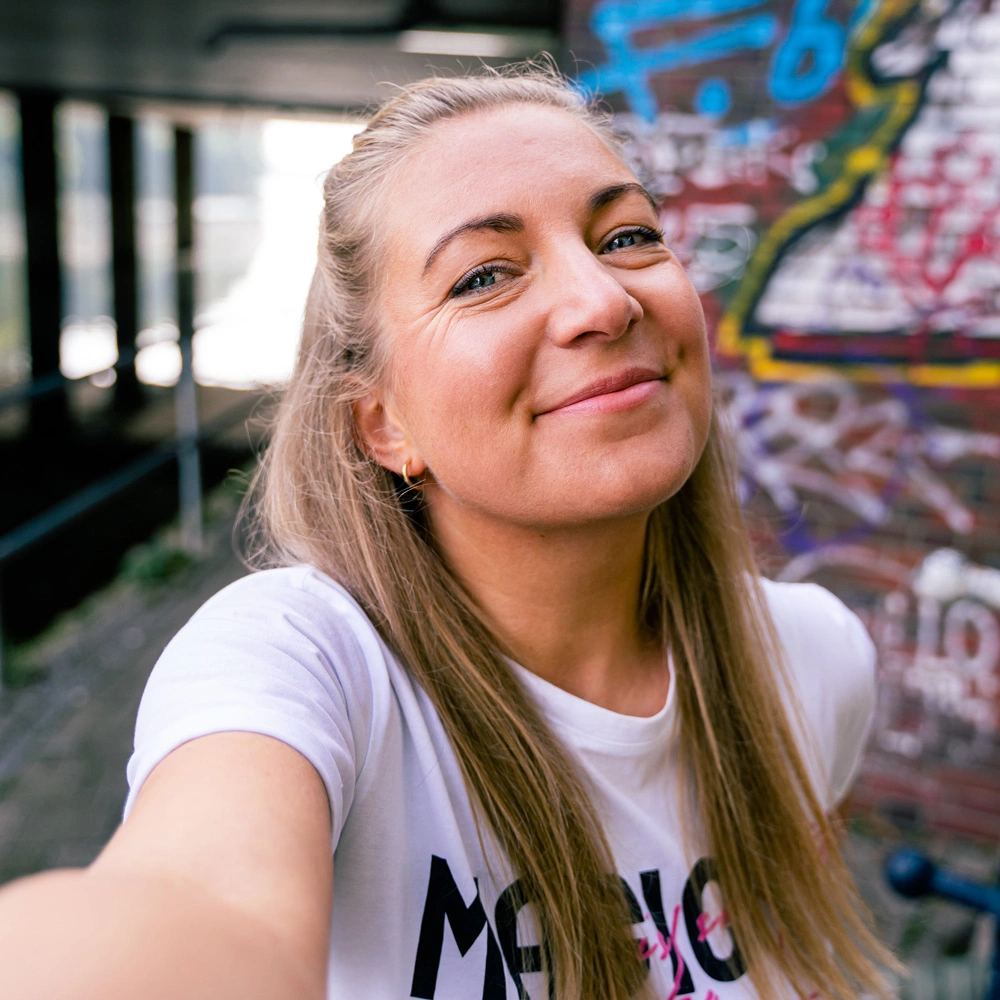 Profilbild von Designerin Anne Schäfer Butschinski, lächelnd in einem Selfie-Stil Foto
