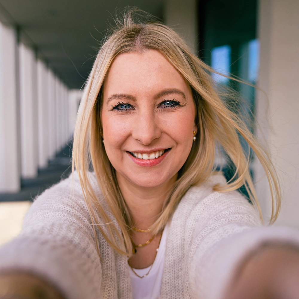 Profilbild von Projektmanagerin Christine Laurinat, lächelnd in einem Selfie-Stil Foto