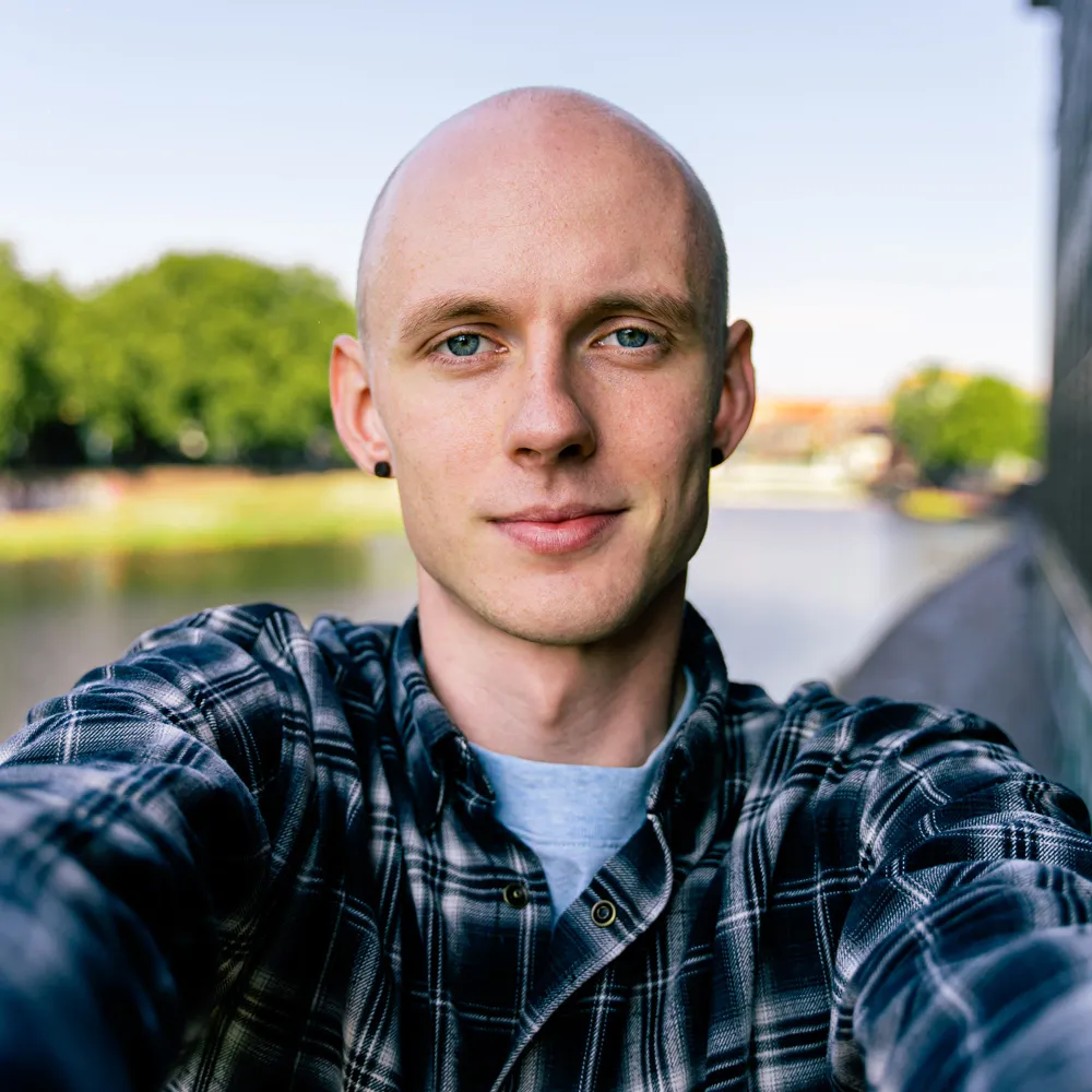 Profilbild von Motion- und Digitaldesigner Ben Schmelter, lächelnd in einem Selfie-Stil Foto