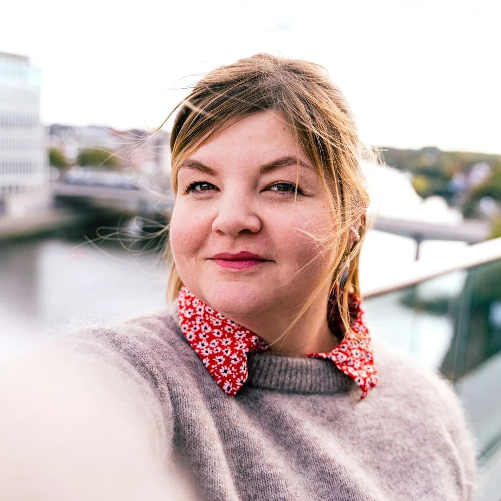 Profilbild von Digital-Strategin Ann-Kathrin Lindorf, lächelnd in einem Selfie-Stil Foto