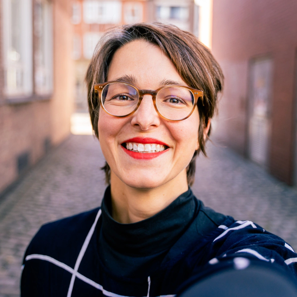 Profilbild von Designerin Cornelia Steinwede, lächelnd in einem Selfie-Stil Foto