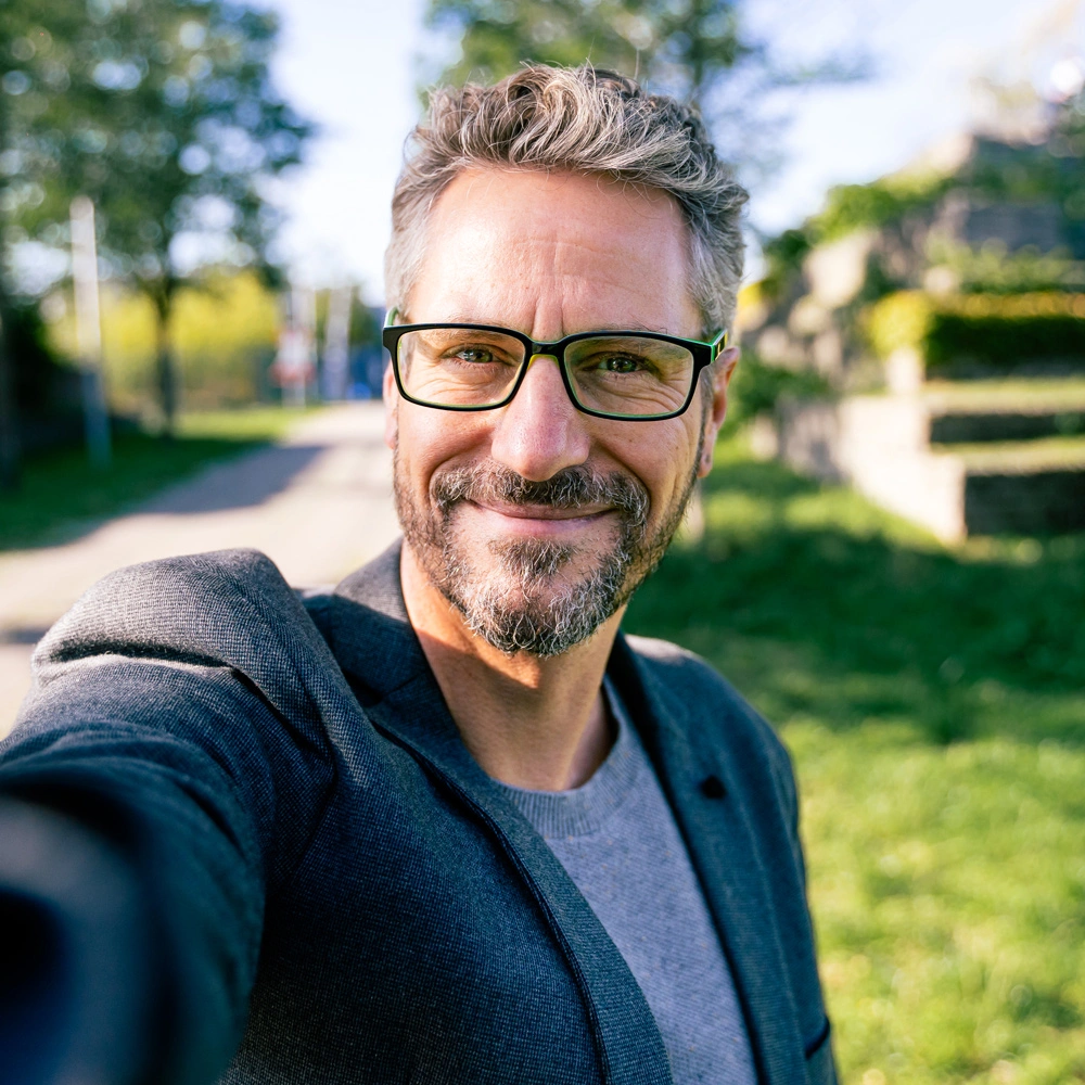 Profilbild von Kreativ-Direktion Erik Wankerl, lächelnd in einem Selfie-Stil Foto
