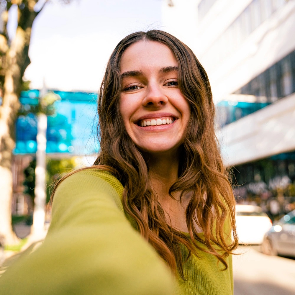 Profilbild von der Auszubildenden Eva Fischer, lächelnd in einem Selfie-Stil Foto