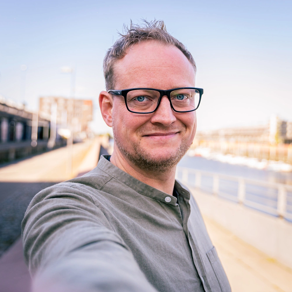 Profilbild von Geschäftsführer Hendrik Loga, lächelnd in einem Selfie-Stil Foto