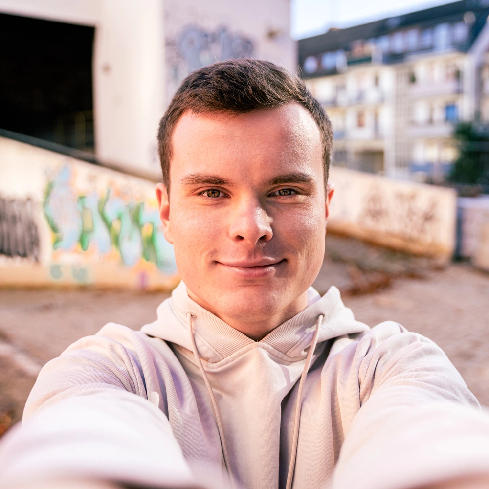 Profilbild von dem Auszubildenden Leon Klepikow, lächelnd in einem Selfie-Stil Foto