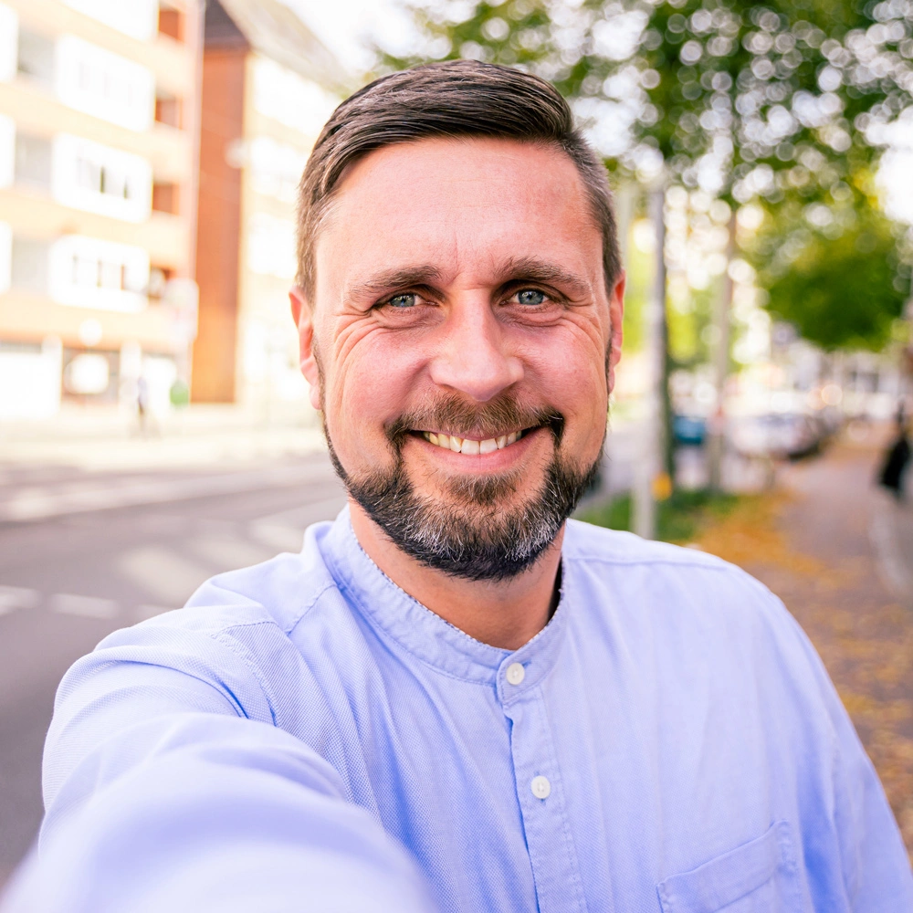 Profilbild von Geschäftsführer Patrick Calandruccio, lächelnd in einem Selfie-Stil Foto