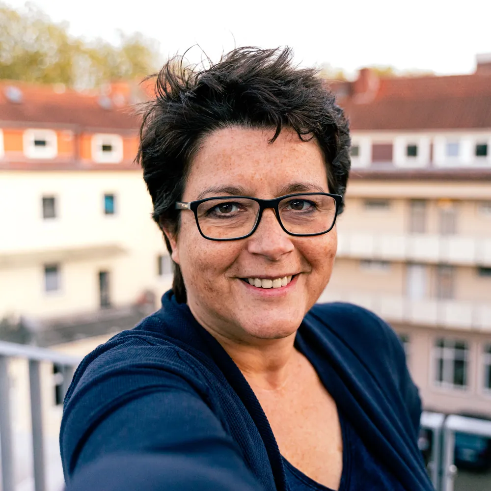 Profilbild von Account-Direktion Petra Grashoff, lächelnd in einem Selfie-Stil Foto