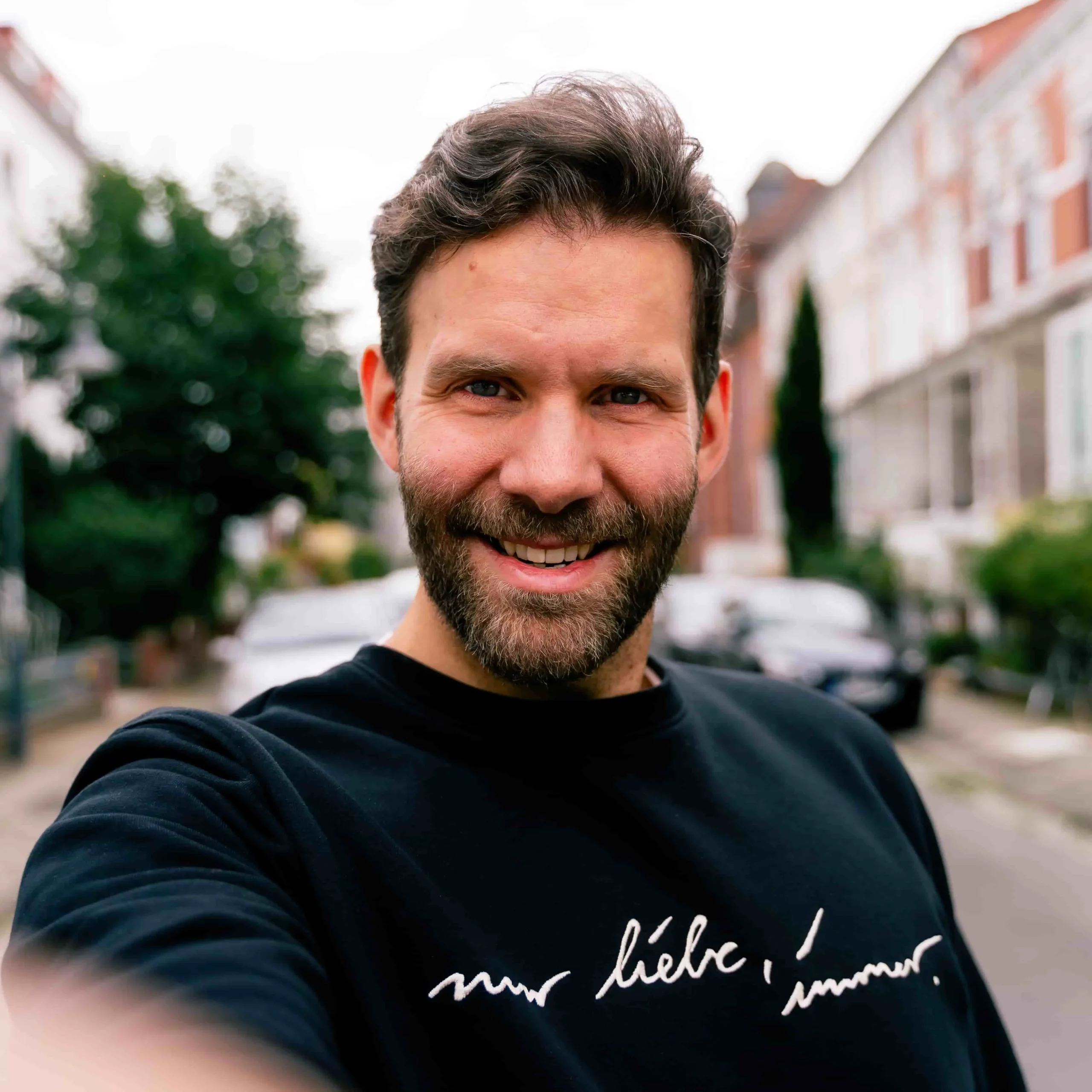 Profilbild von Designer Marco Elster, lächelnd in einem Selfie-Stil Foto